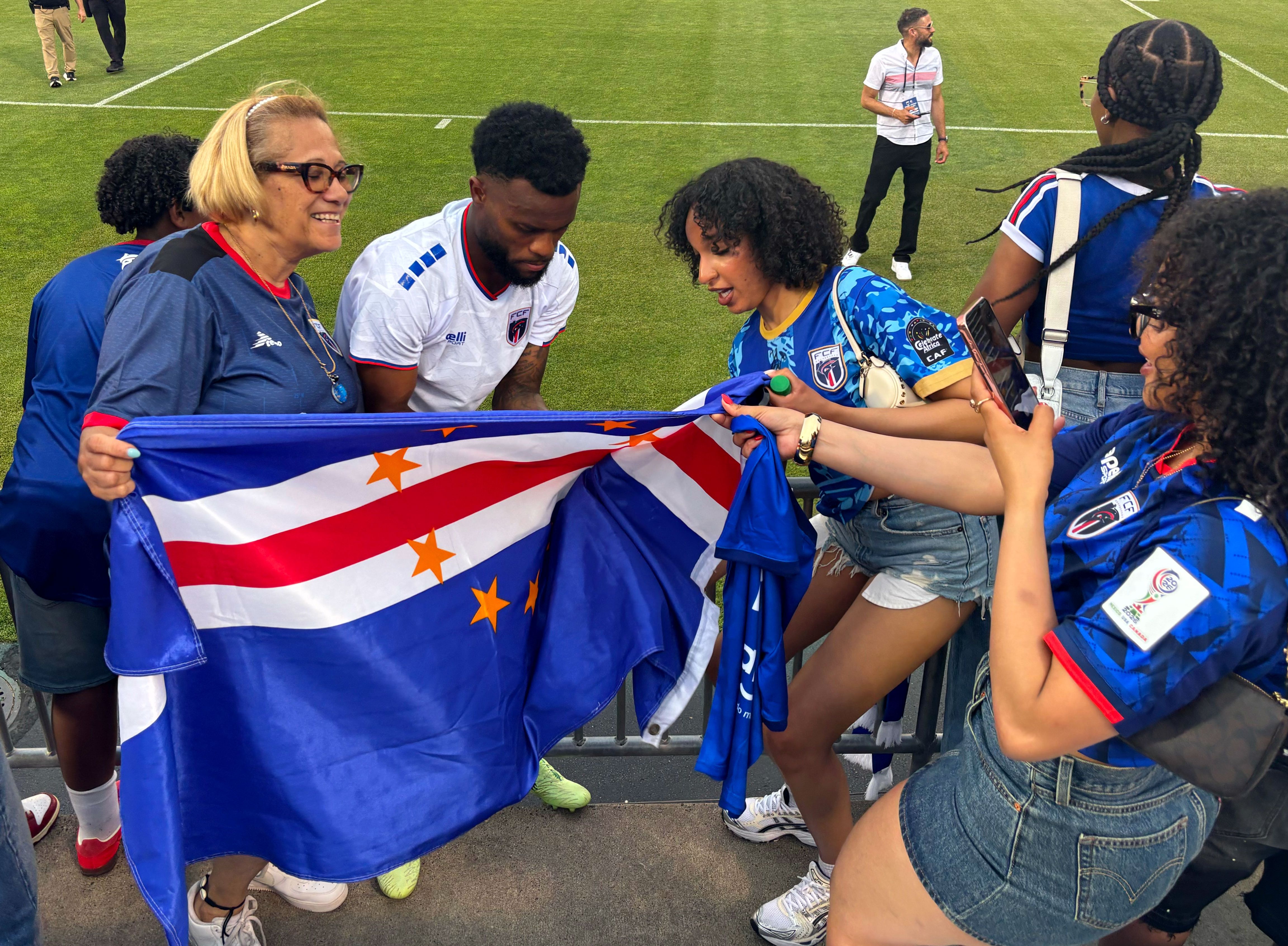 Bsports体育官网首页 - 体育教育移动手机app官方入口佛得角世界杯奇旅:蓝鲨队点燃全球侨民的乡愁与欢喜